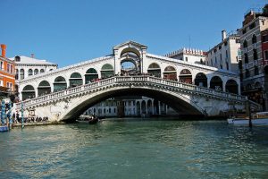  Vue spectaculaire du pont Rialto à Venise, depuis le canal.