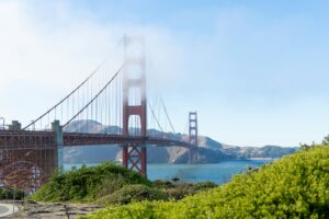 Voyage solo en Amérique : explorez l'emblématique Golden Gate à San Francisco, symbole de la côte ouest des États-Unis.