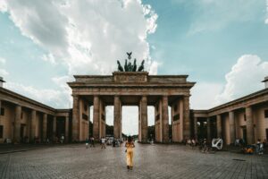 La Porte de Brandebourg à Berlin, symbole emblématique de l'histoire et de la culture de la capitale allemande.