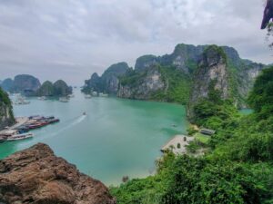 Panorama spectaculaire de la baie d'Halong, avec ses formations rocheuses karstiques et eaux turquoise.