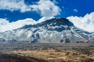 Voyage aux Canaries : le majestueux volcan Teide à Tenerife, point culminant d'Espagne.