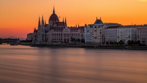 Voyage à Budapest, Bratislava et Vienne : admirez un magnifique coucher de soleil sur le Danube à Budapest.